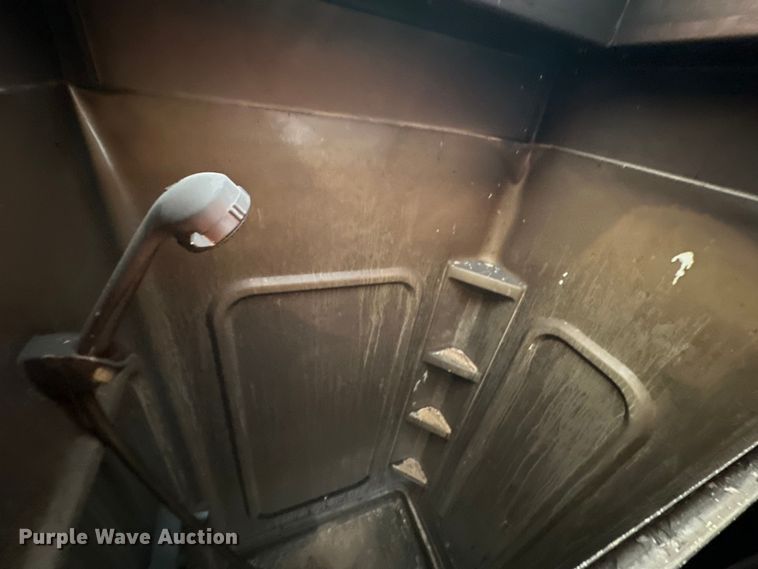 image for item NR9851 2000 Elite horse trailer