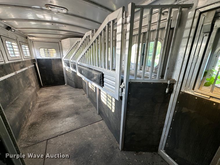 image for item NR9851 2000 Elite horse trailer