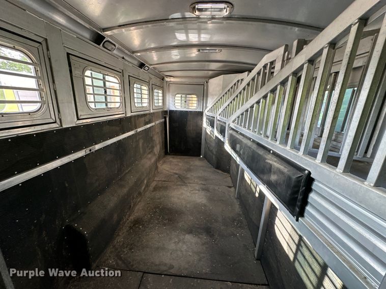 image for item NR9851 2000 Elite horse trailer