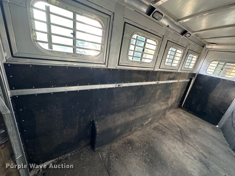 image for item NR9851 2000 Elite horse trailer