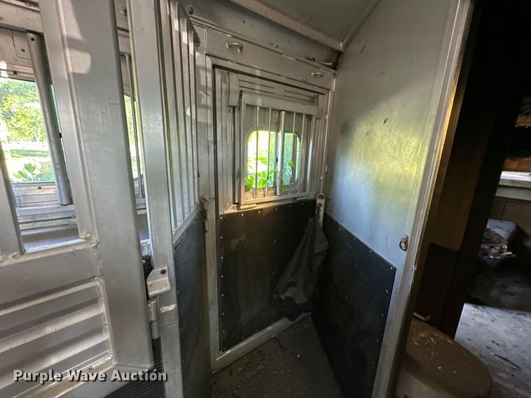 image for item NR9851 2000 Elite horse trailer