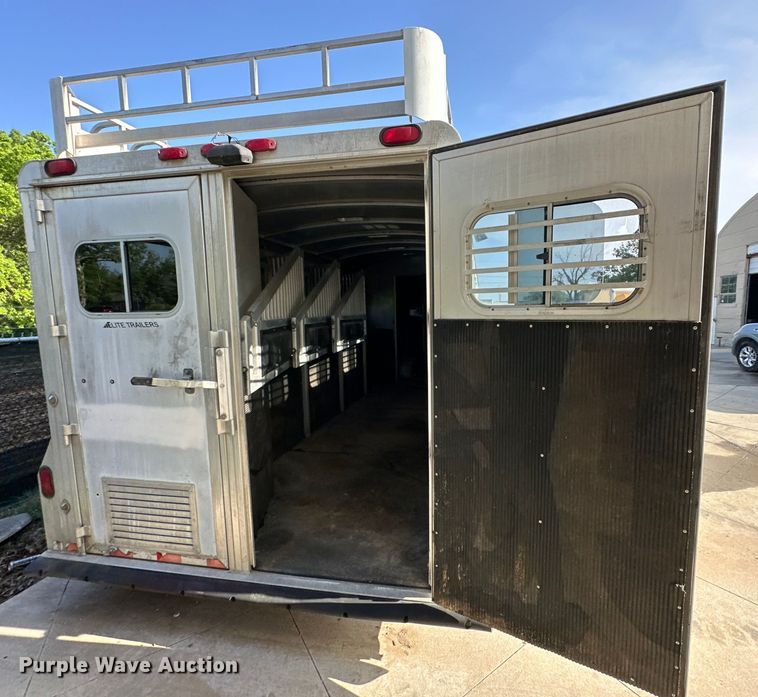 image for item NR9851 2000 Elite horse trailer