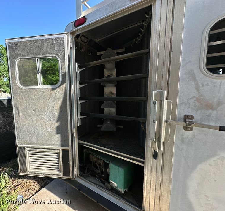 image for item NR9851 2000 Elite horse trailer