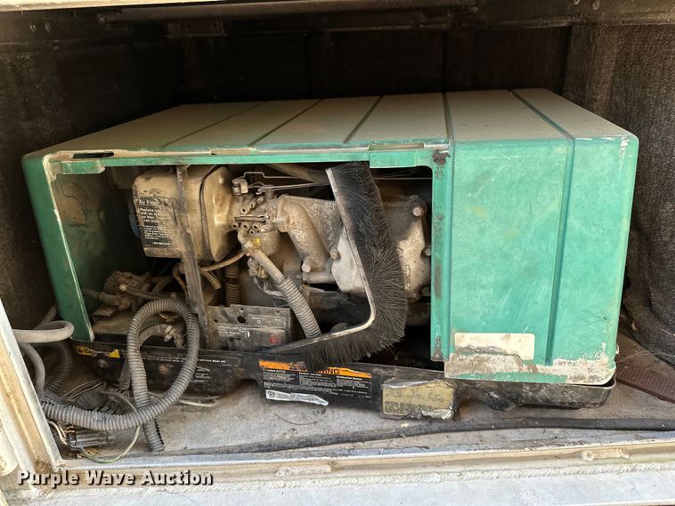 image for item NR9851 2000 Elite horse trailer