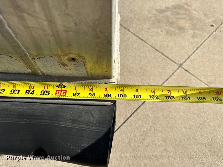 image for item NR9851 2000 Elite horse trailer