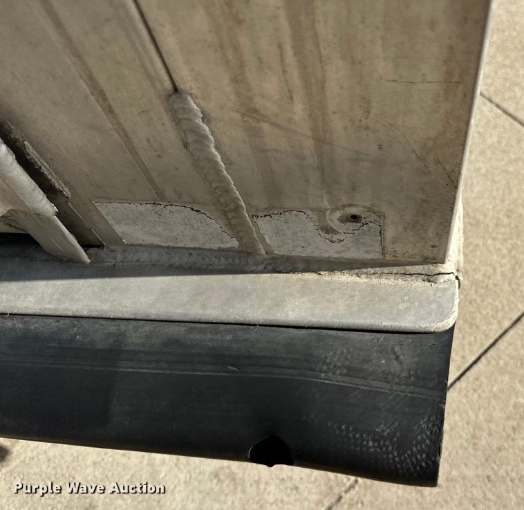 image for item NR9851 2000 Elite horse trailer