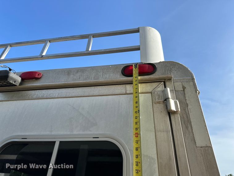 image for item NR9851 2000 Elite horse trailer