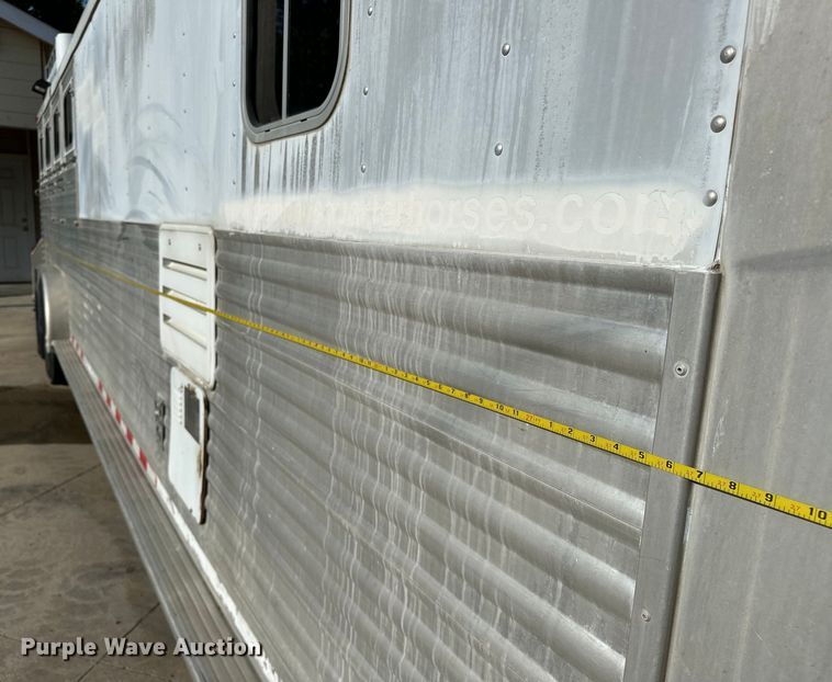 image for item NR9851 2000 Elite horse trailer