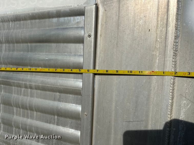 image for item NR9851 2000 Elite horse trailer