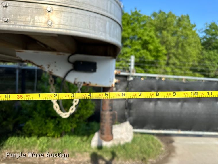 image for item NR9851 2000 Elite horse trailer