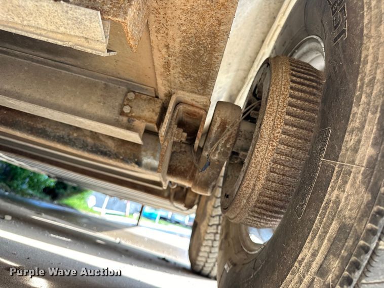 image for item NR9851 2000 Elite horse trailer