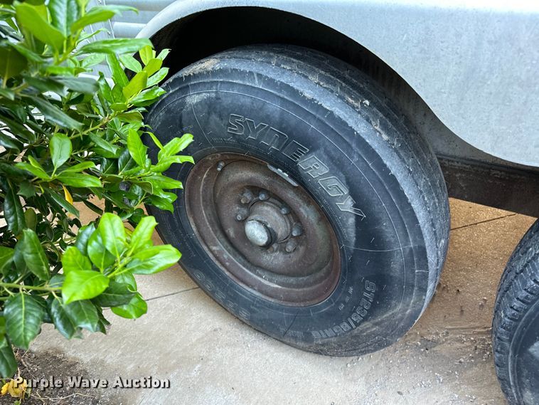 image for item NR9851 2000 Elite horse trailer