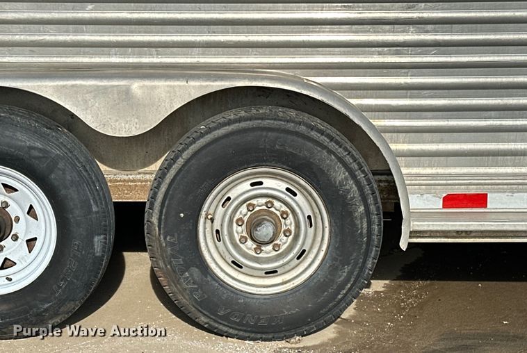 image for item NR9851 2000 Elite horse trailer