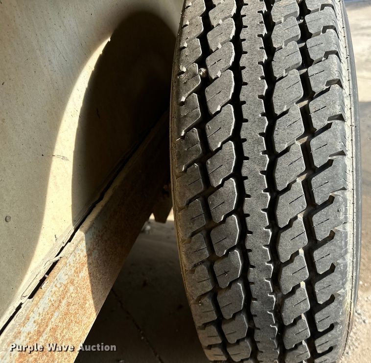 image for item NR9851 2000 Elite horse trailer