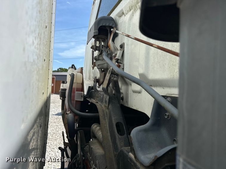 image for item NR9979 2005 Isuzu FTR box truck