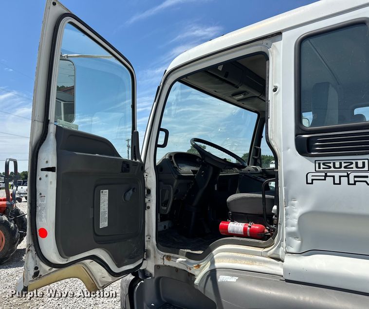 image for item NR9979 2005 Isuzu FTR box truck