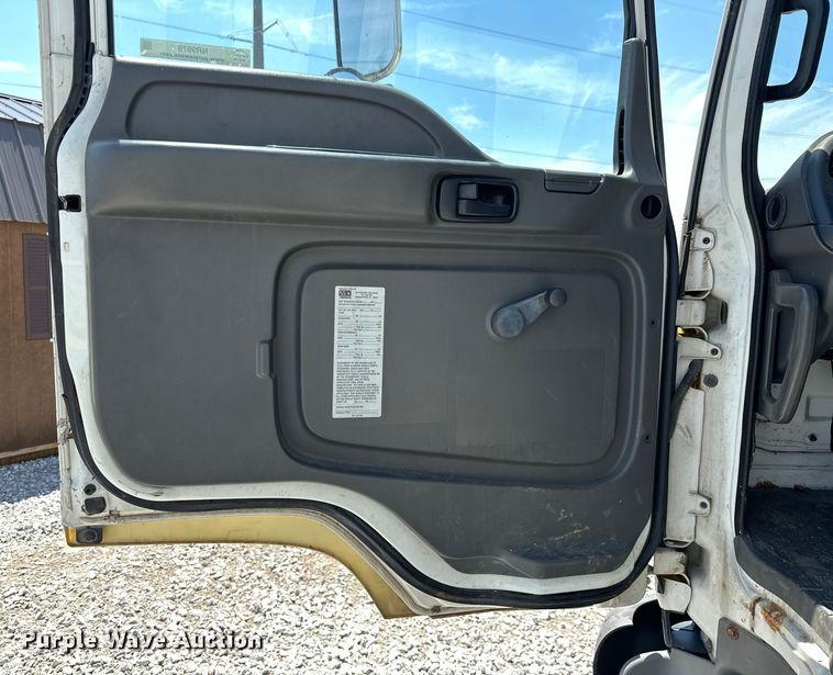 image for item NR9979 2005 Isuzu FTR box truck