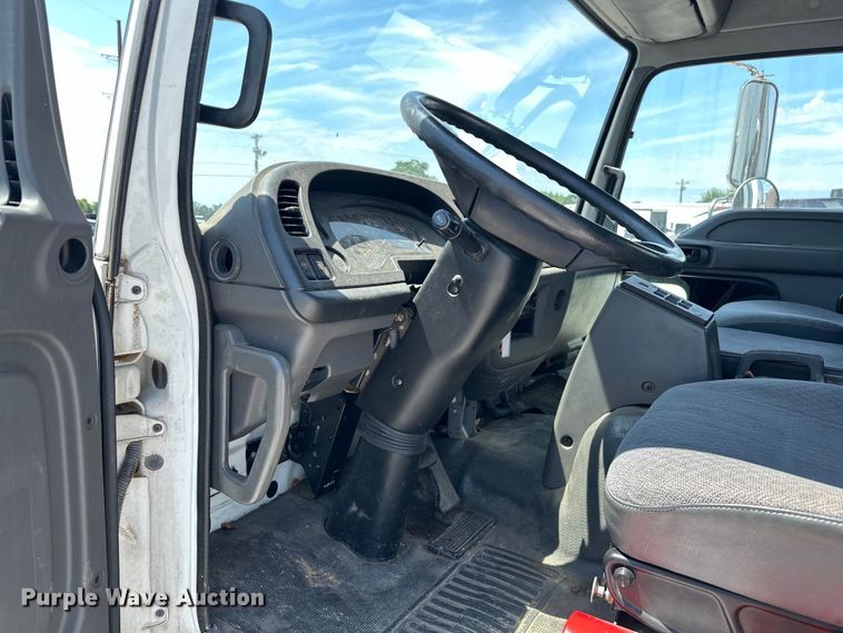 image for item NR9979 2005 Isuzu FTR box truck