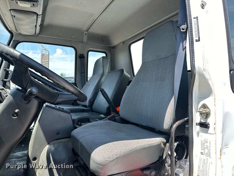 image for item NR9979 2005 Isuzu FTR box truck