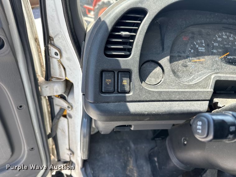 image for item NR9979 2005 Isuzu FTR box truck