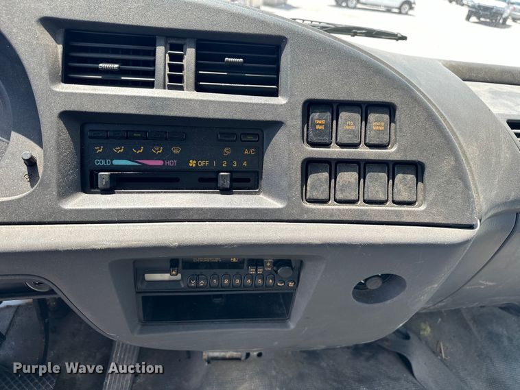 image for item NR9979 2005 Isuzu FTR box truck