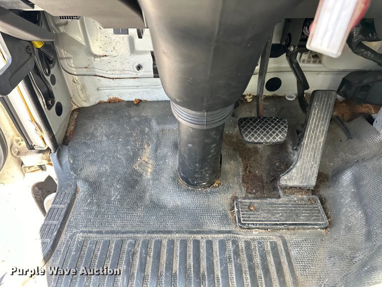 image for item NR9979 2005 Isuzu FTR box truck