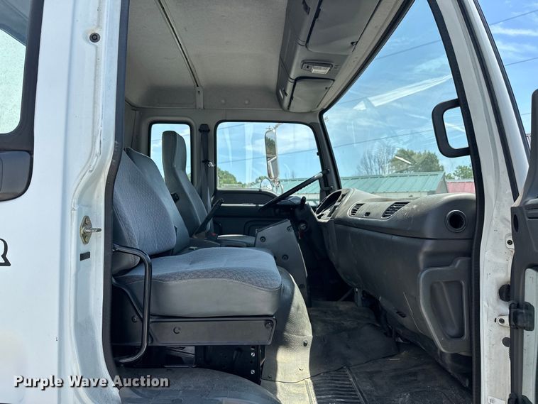 image for item NR9979 2005 Isuzu FTR box truck