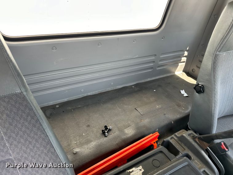 image for item NR9979 2005 Isuzu FTR box truck