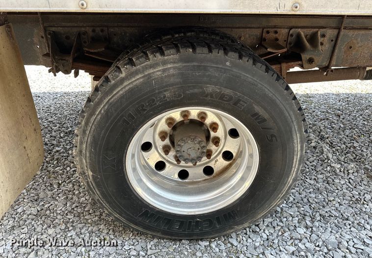 image for item NR9979 2005 Isuzu FTR box truck