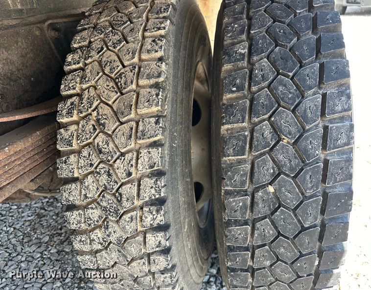 image for item NR9979 2005 Isuzu FTR box truck