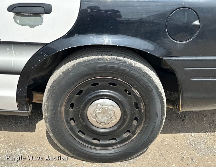 image for item NR9990 2007 Ford Crown Victoria  