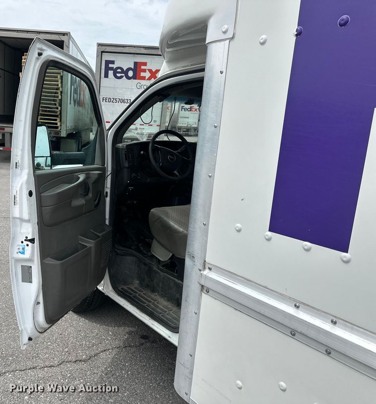 image for item NT9365 2015 GMC Savana G3500 delivery truck