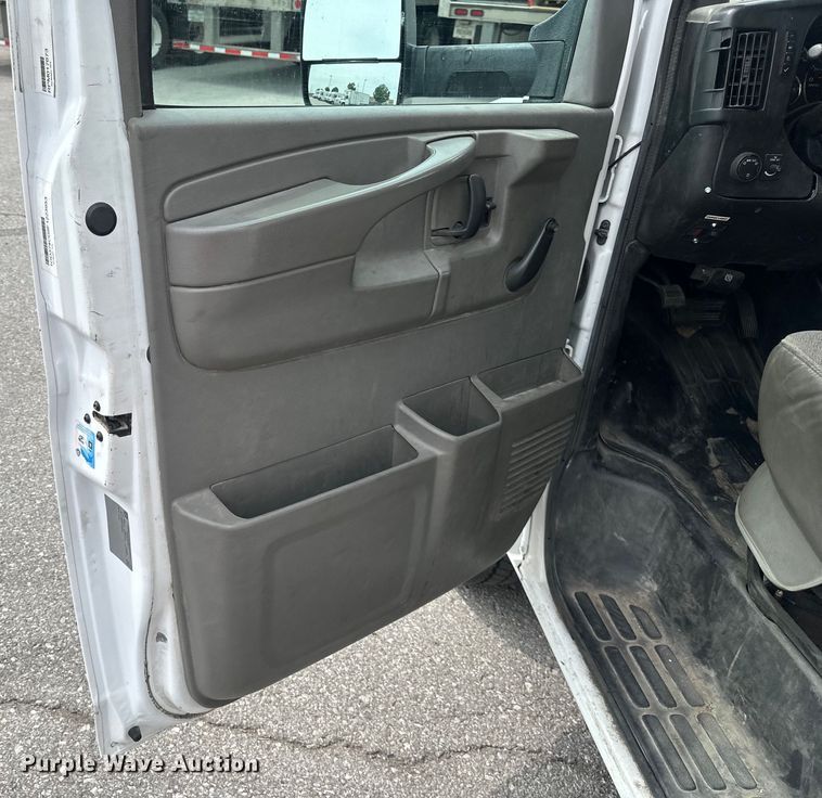 image for item NT9365 2015 GMC Savana G3500 delivery truck