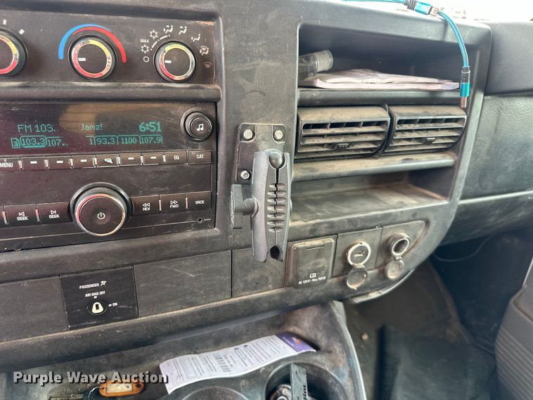 image for item NT9365 2015 GMC Savana G3500 delivery truck