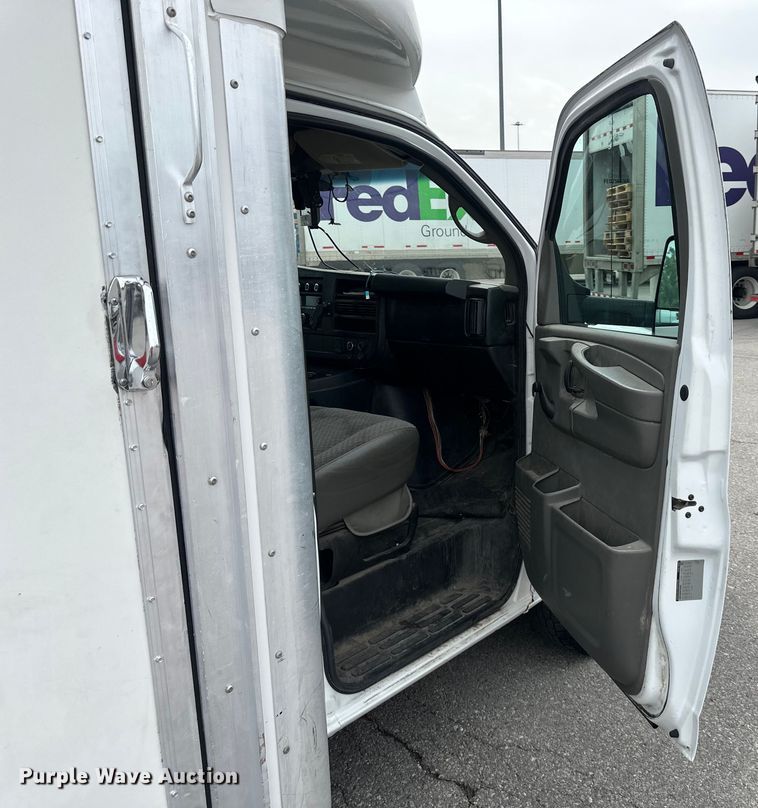 image for item NT9365 2015 GMC Savana G3500 delivery truck