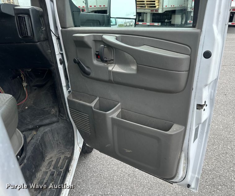 image for item NT9365 2015 GMC Savana G3500 delivery truck