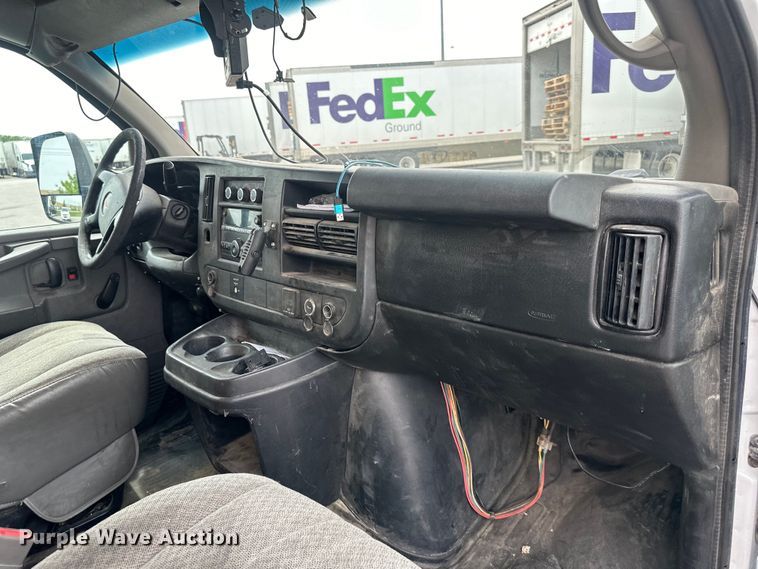 image for item NT9365 2015 GMC Savana G3500 delivery truck