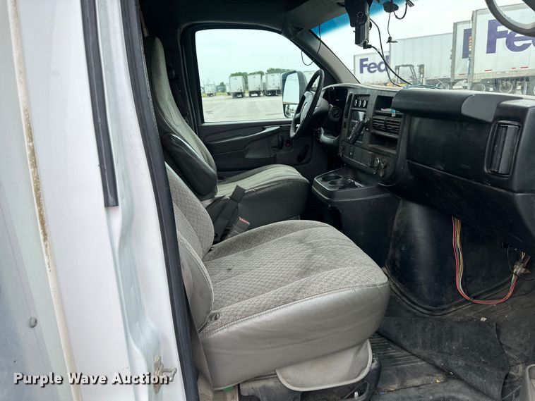 image for item NT9365 2015 GMC Savana G3500 delivery truck