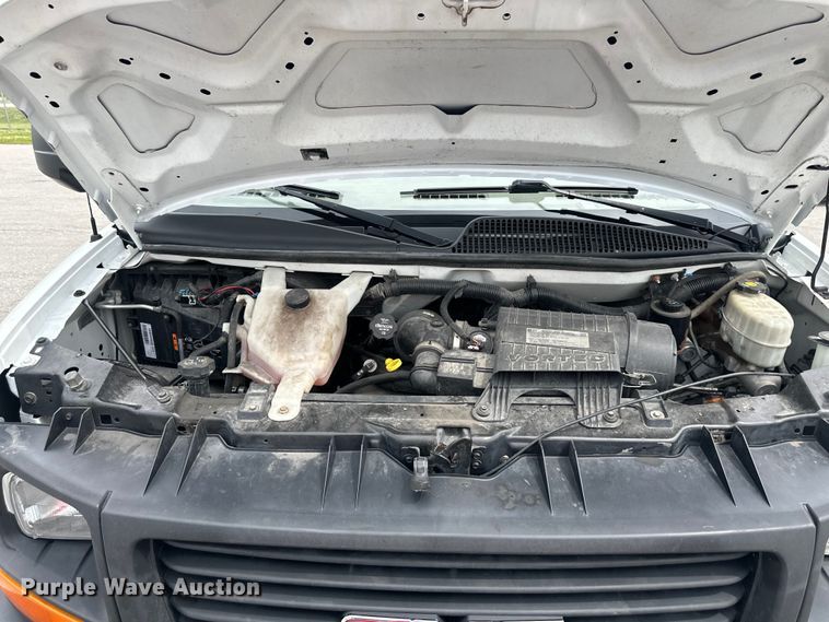 image for item NT9365 2015 GMC Savana G3500 delivery truck