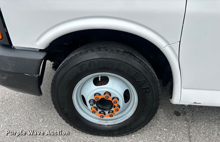 image for item NT9365 2015 GMC Savana G3500 delivery truck