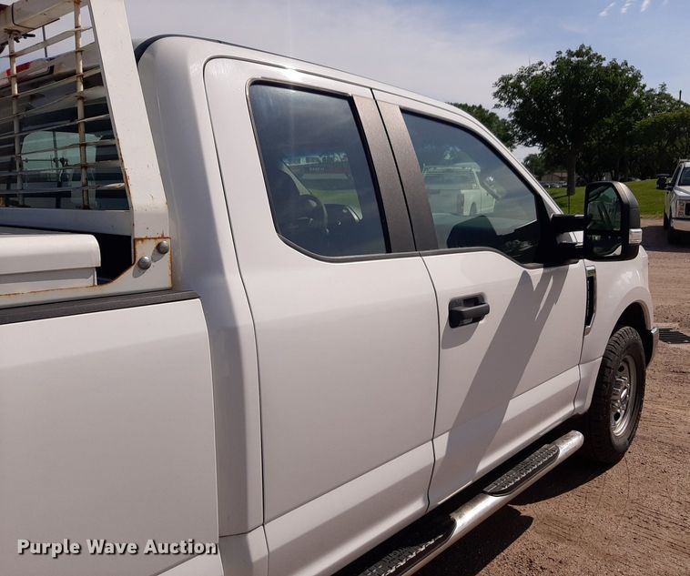 image for item NU9820 2018 Ford F250 Super Duty XL SuperCab pickup truck