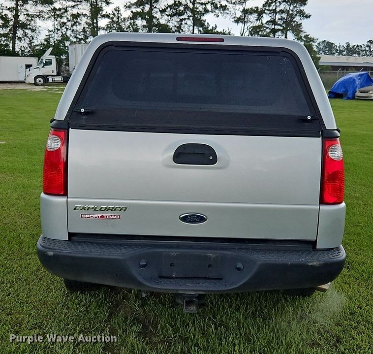 image for item OK9886 2002 Ford Explorer Sport Trac pickup truck