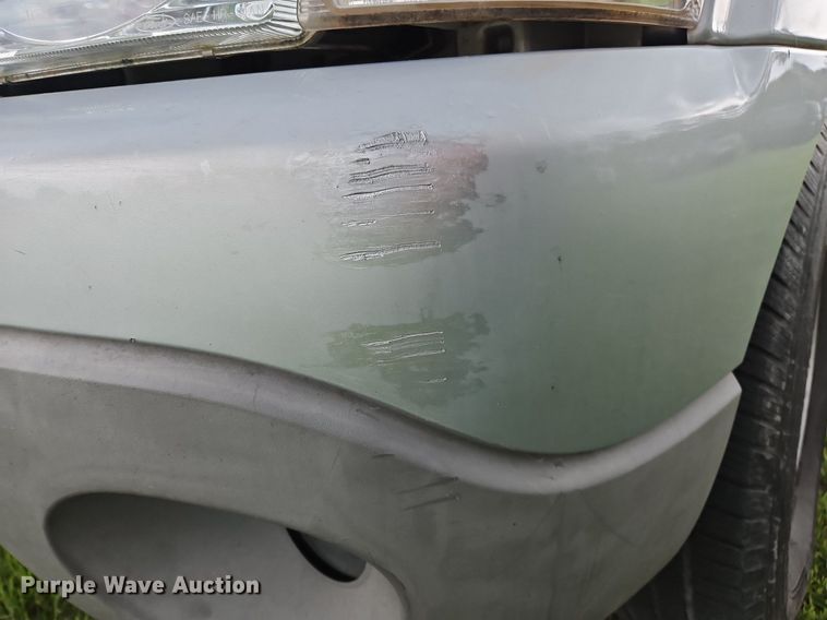 image for item OK9886 2002 Ford Explorer Sport Trac pickup truck