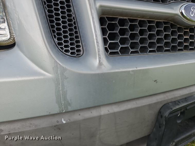 image for item OK9886 2002 Ford Explorer Sport Trac pickup truck