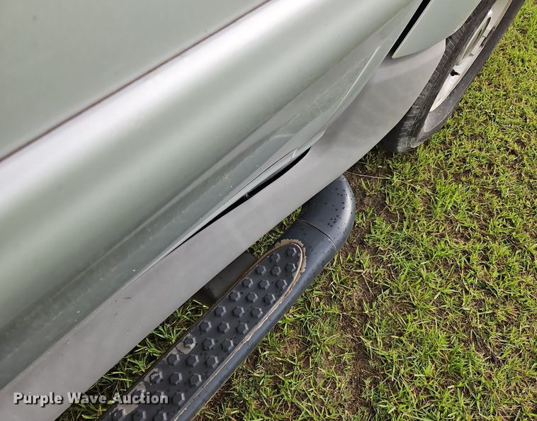 image for item OK9886 2002 Ford Explorer Sport Trac pickup truck