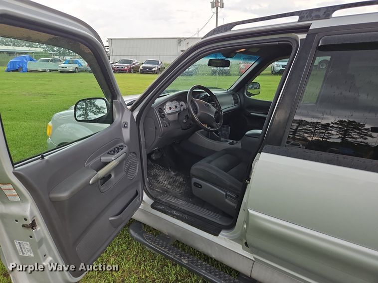 image for item OK9886 2002 Ford Explorer Sport Trac pickup truck