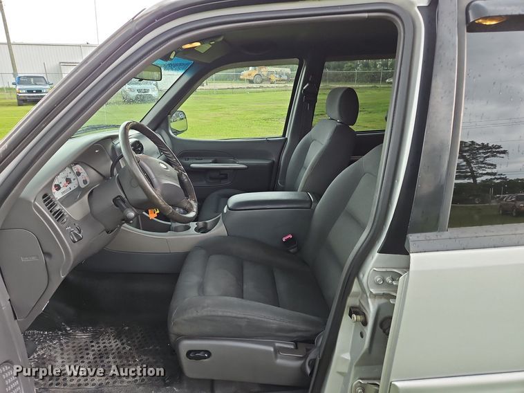 image for item OK9886 2002 Ford Explorer Sport Trac pickup truck