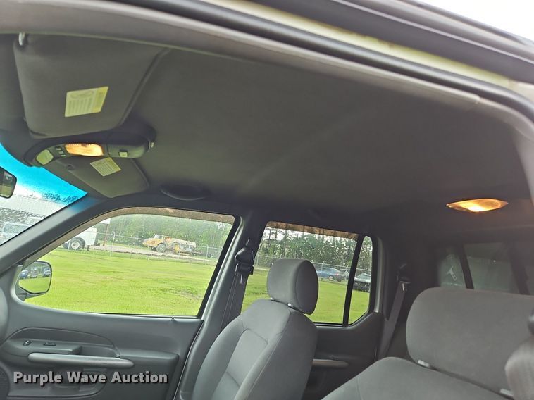 image for item OK9886 2002 Ford Explorer Sport Trac pickup truck