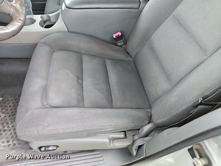 image for item OK9886 2002 Ford Explorer Sport Trac pickup truck