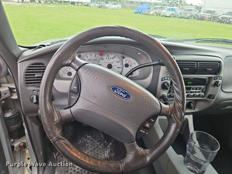 image for item OK9886 2002 Ford Explorer Sport Trac pickup truck